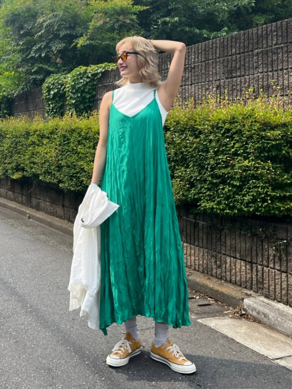 ホワイト系のタンクトップ、グリーン系のワンピースを着用したレディースの夏コーディネートの2枚目の写真