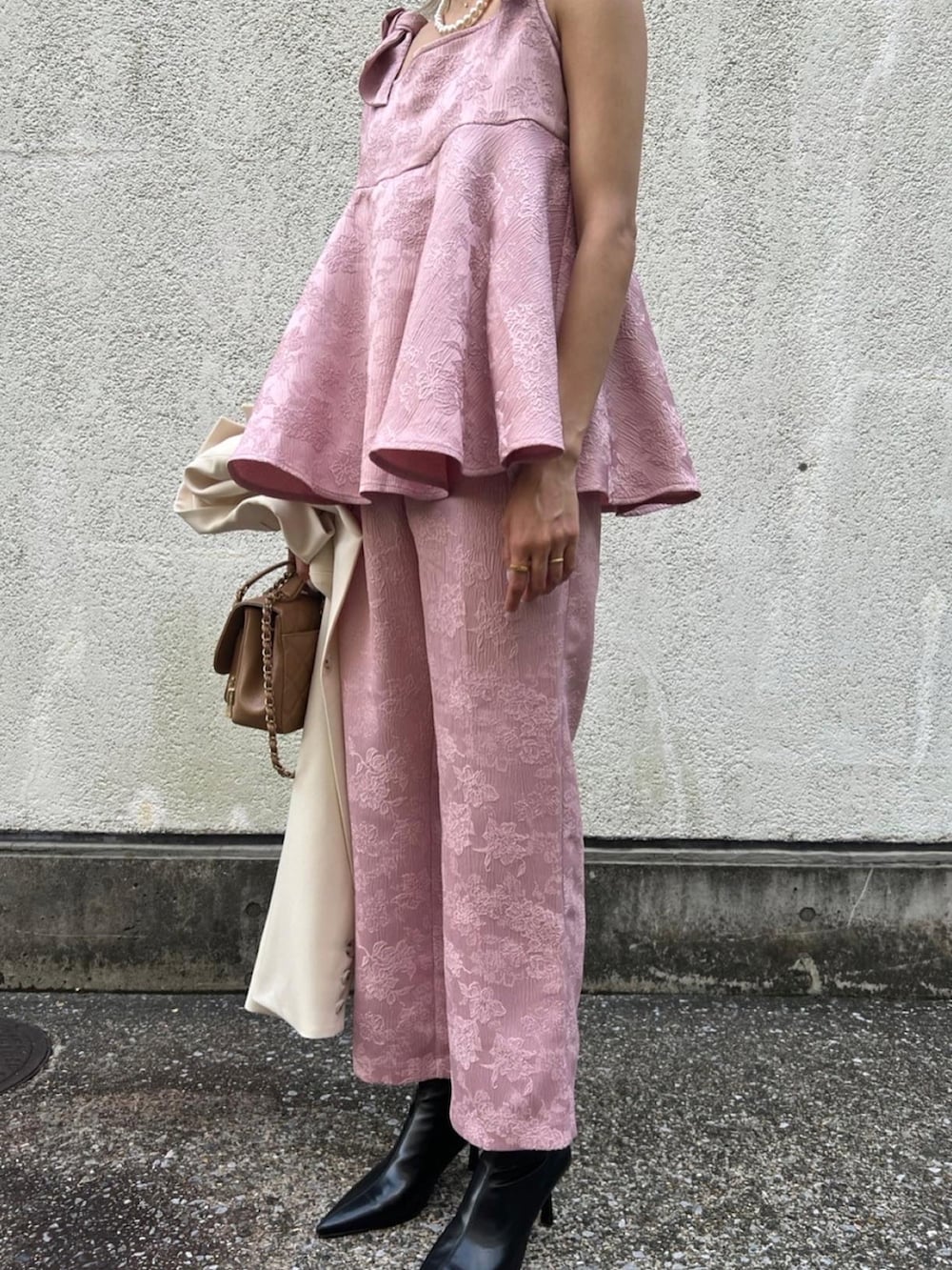 ピンク系のタンクトップ、グリーン系のテーラードジャケットを着用したレディースの秋コーディネートの3枚目の写真