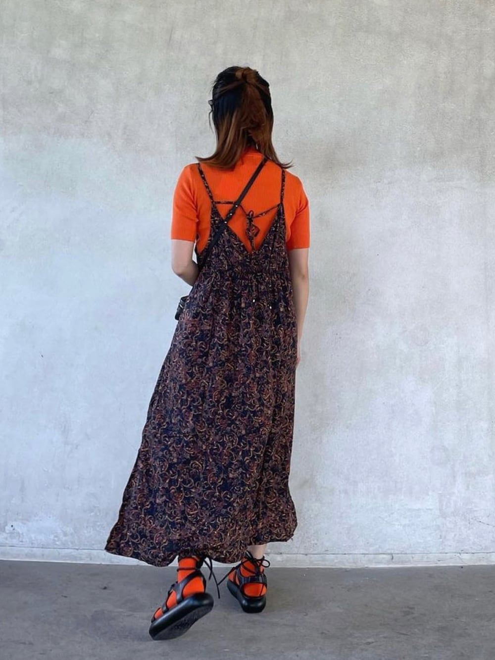 オレンジ系のTシャツ/カットソー、ブラック系のサンダルを着用したレディースの春コーディネートの4枚目の写真