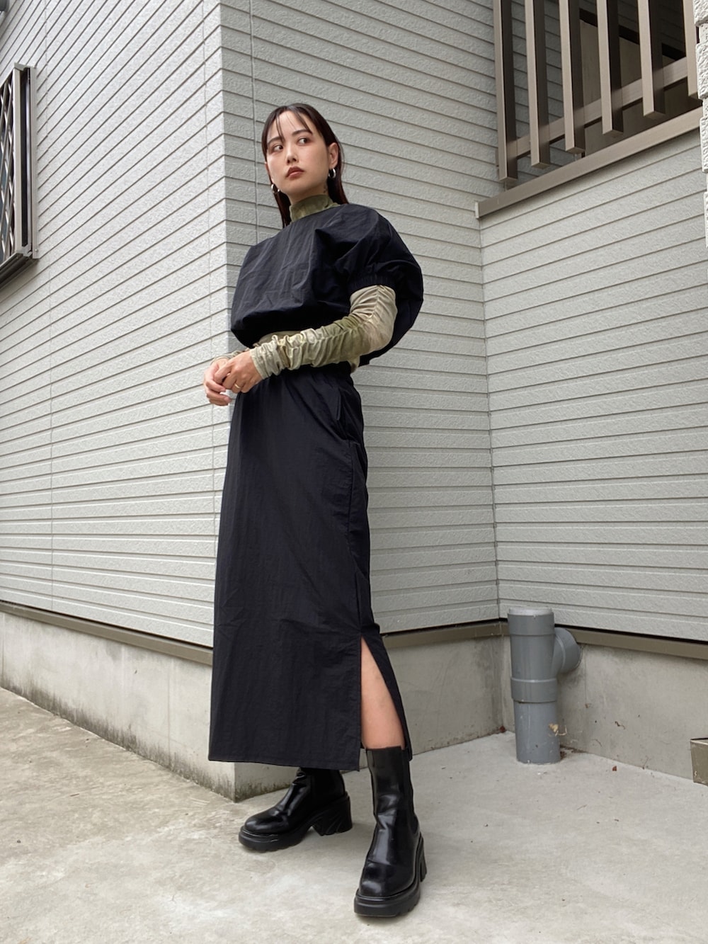 ブラック系のシャツ/ブラウス、ブラック系のブーツを着用したレディースの秋コーディネートの2枚目の写真