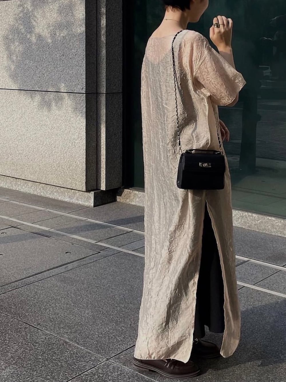 ベージュ系のワンピースを着用したレディースの夏コーディネートの2枚目の写真