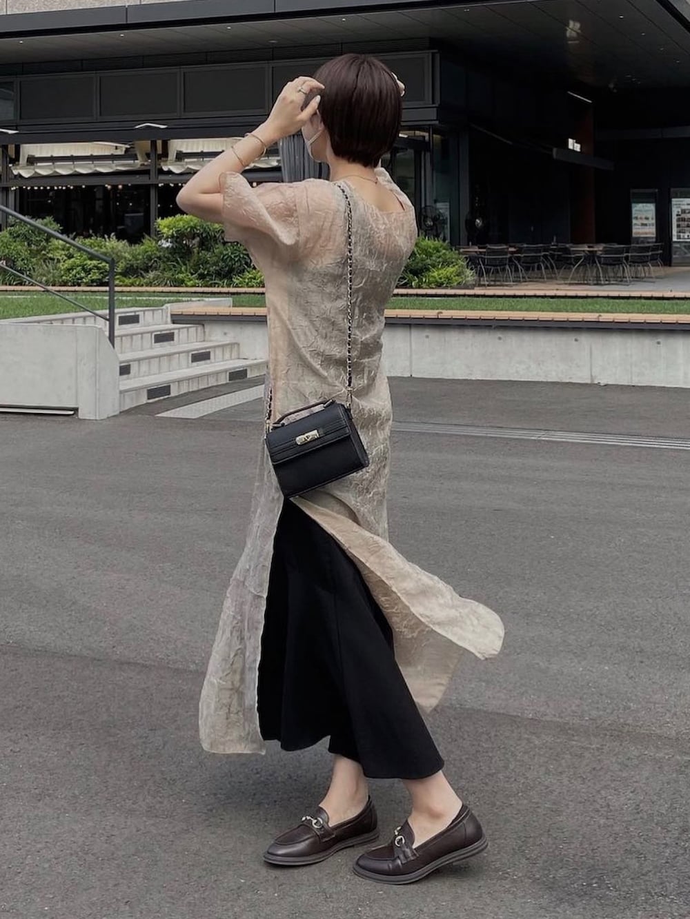 ベージュ系のワンピースを着用したレディースの夏コーディネートの3枚目の写真