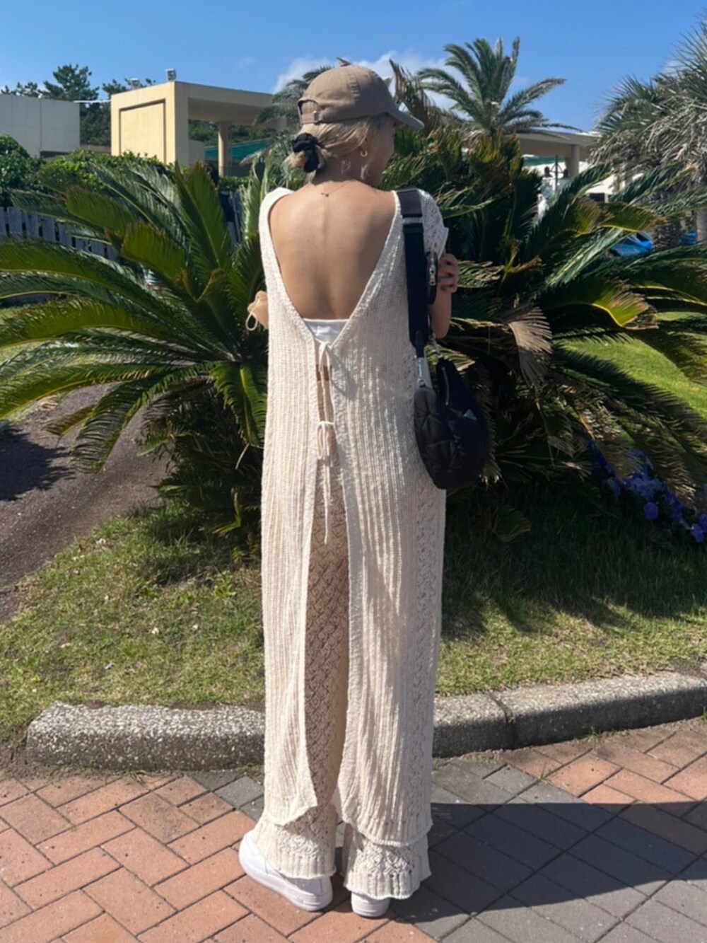 ホワイト系のワンピース、ホワイト系のキャミソール、ホワイト系のパンツを着用したレディースの夏コーディネートの2枚目の写真