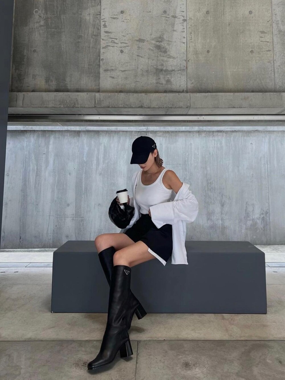 ブラック系のその他パンツを着用したレディースの秋コーディネートの2枚目の写真