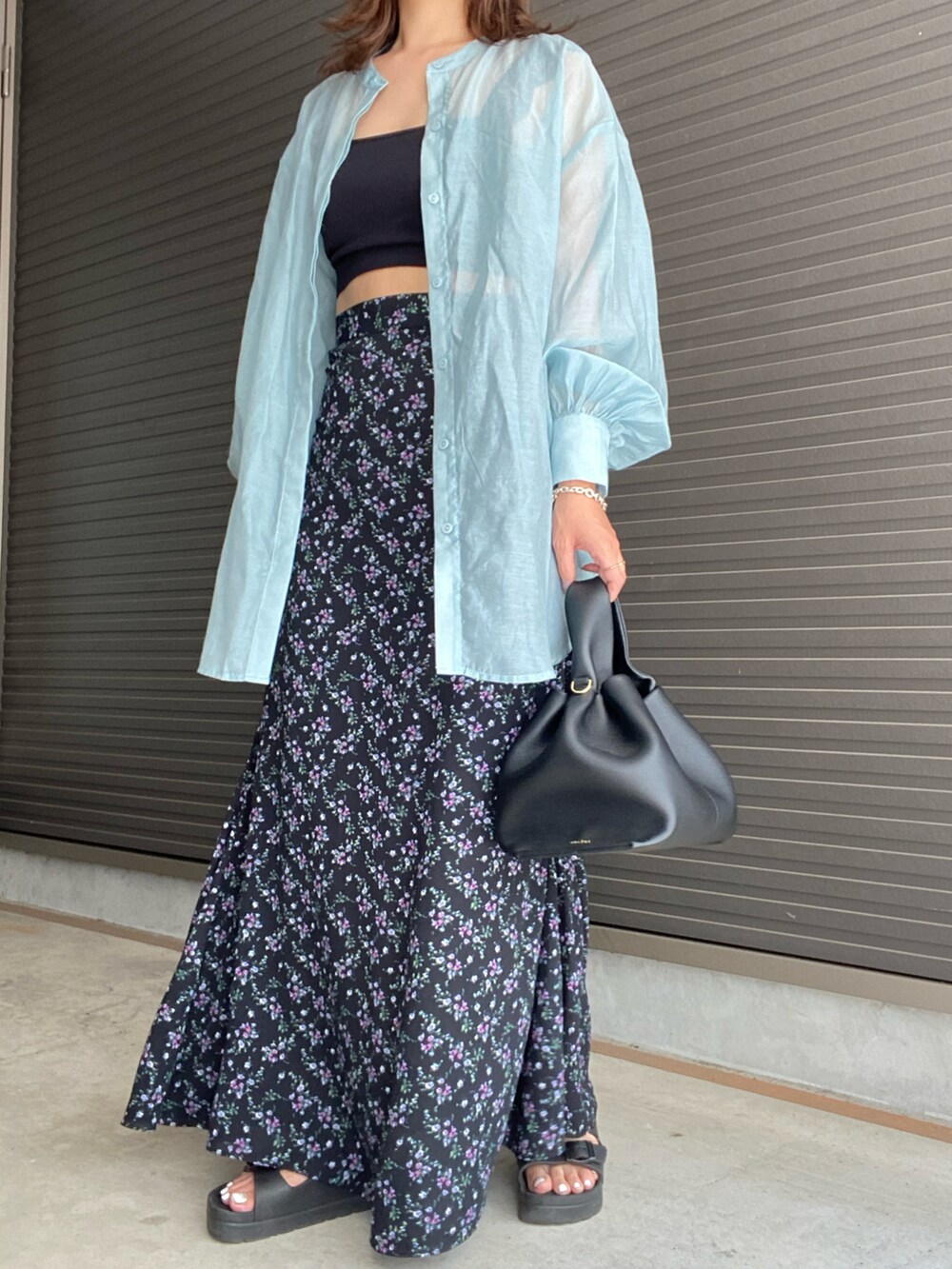 ブラック系のスカートを着用したレディースの夏コーディネートの2枚目の写真