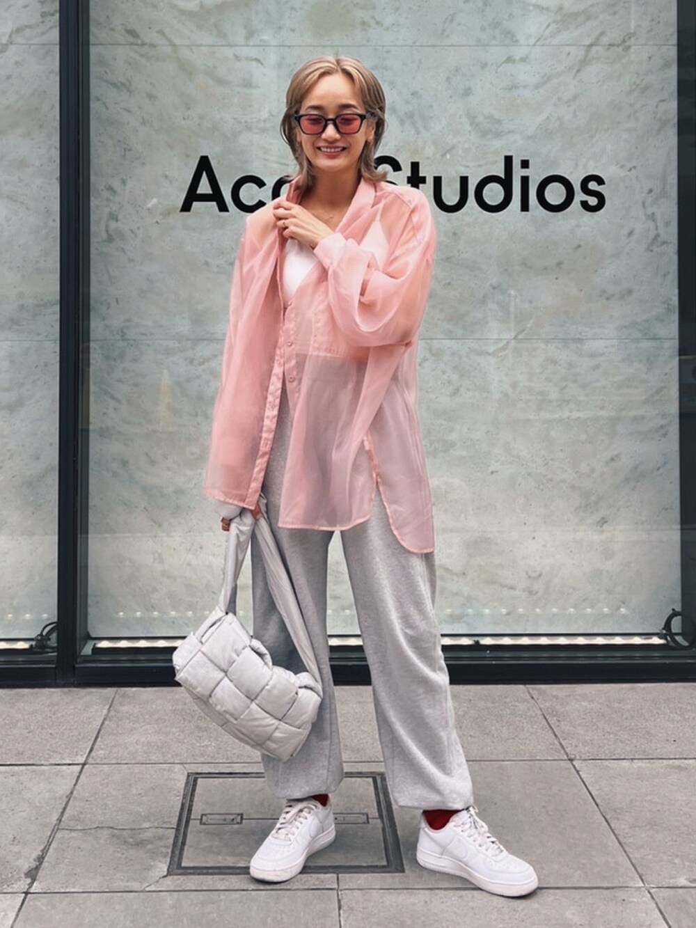 ピンク系のシャツ/ブラウス、ホワイト系のキャミソールを着用したレディースの春コーディネートの2枚目の写真