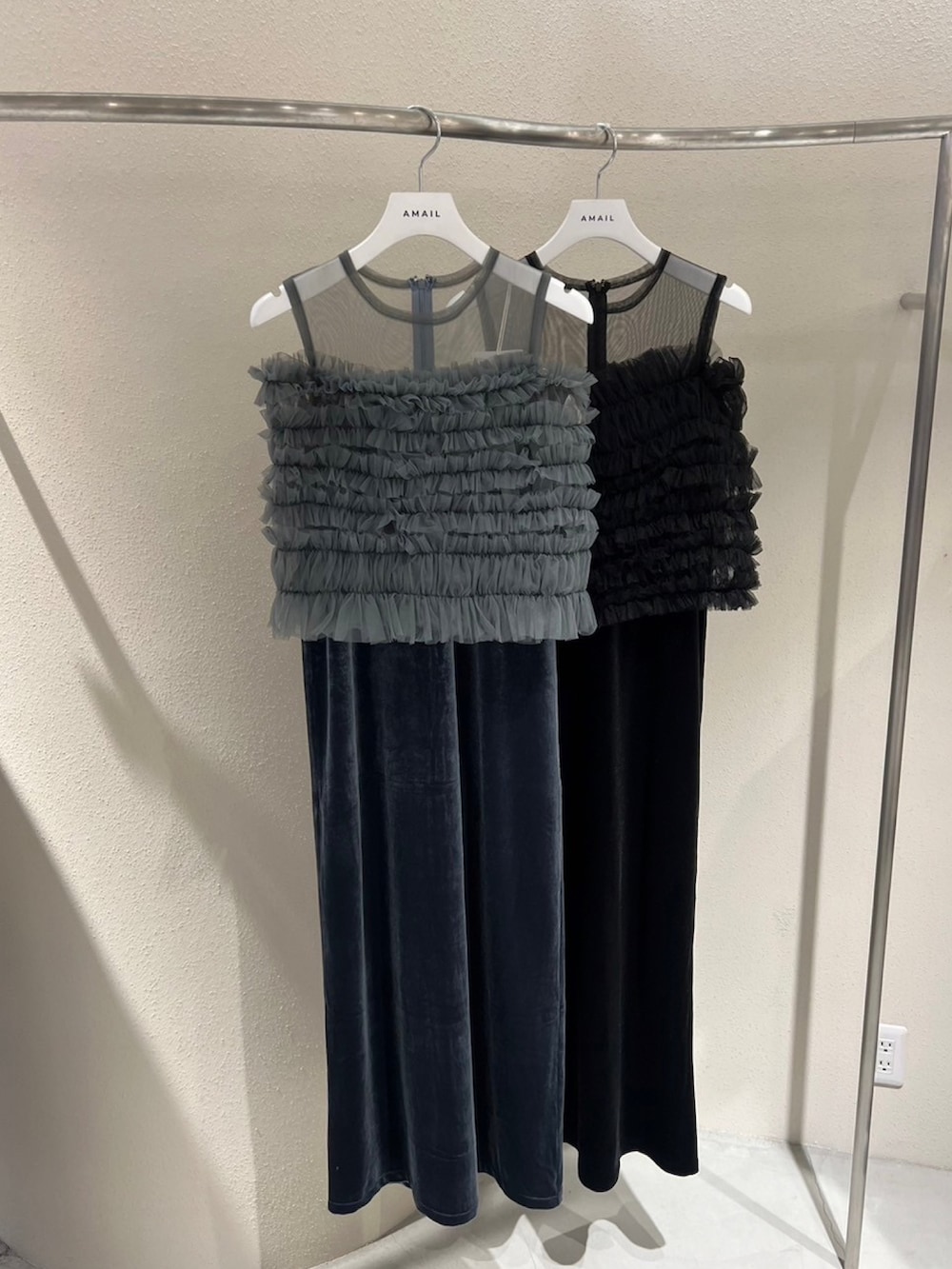 グレー系のドレスを着用したレディースの夏コーディネートの2枚目の写真