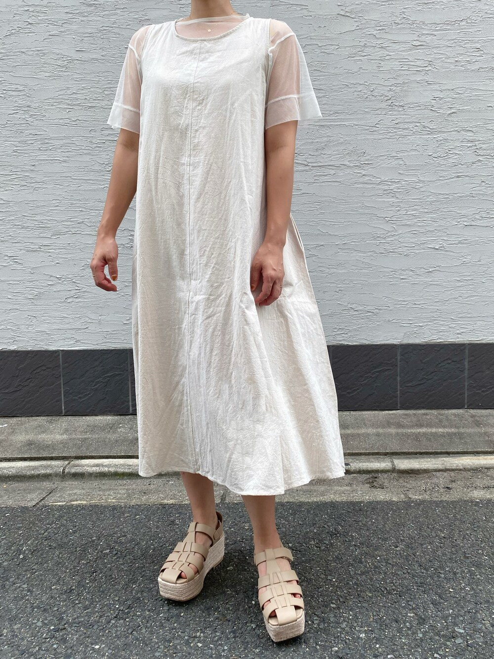 ホワイト系のシャツ/ブラウス、ホワイト系のワンピース、ベージュ系のサンダルを着用したレディースの夏コーディネートの2枚目の写真