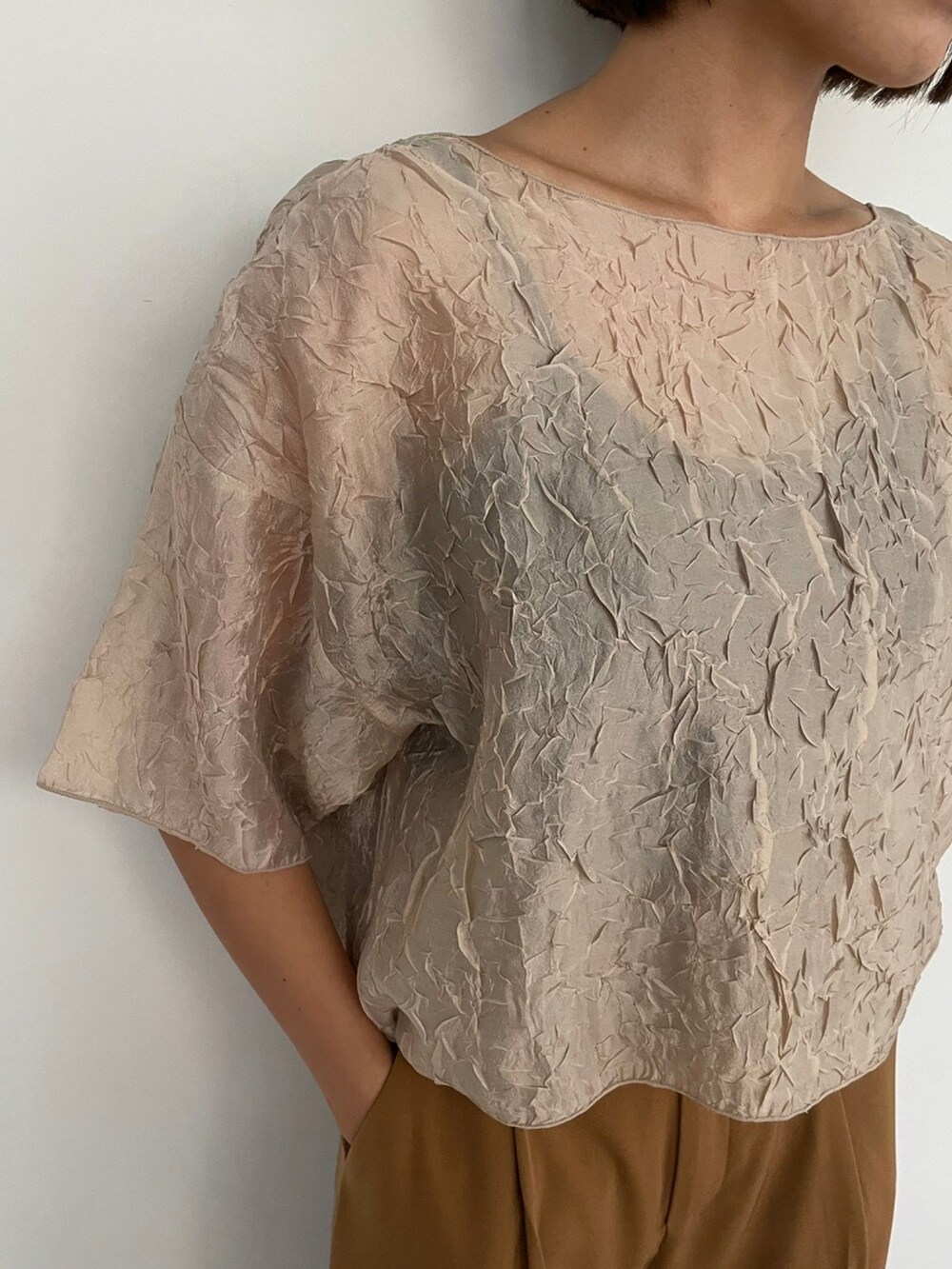 ブラウン系のベスト、ブラック系のショルダーバッグ、ブラウン系のその他パンツを着用したレディースの秋コーディネートの4枚目の写真