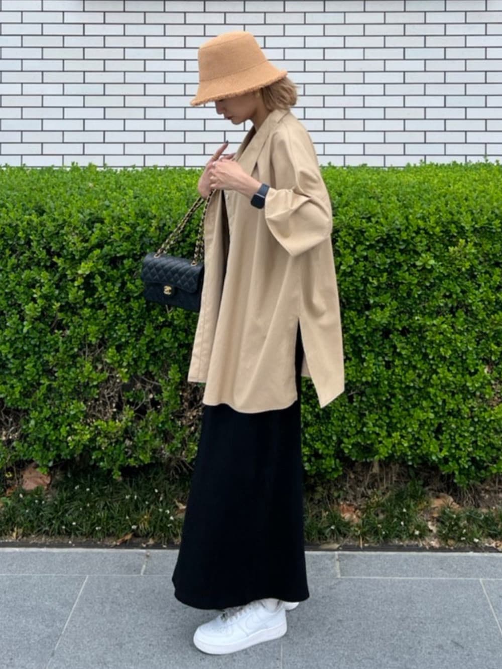 ブラック系のワンピース、ベージュ系のハットを着用したレディースの夏コーディネートの3枚目の写真