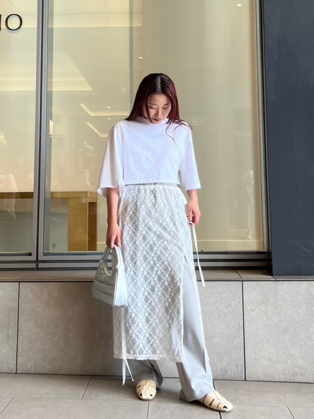 ホワイト系のTシャツ/カットソー、シルバー系のハンドバッグ、グレー系のその他パンツを着用したレディースの夏コーディネートの3枚目の写真