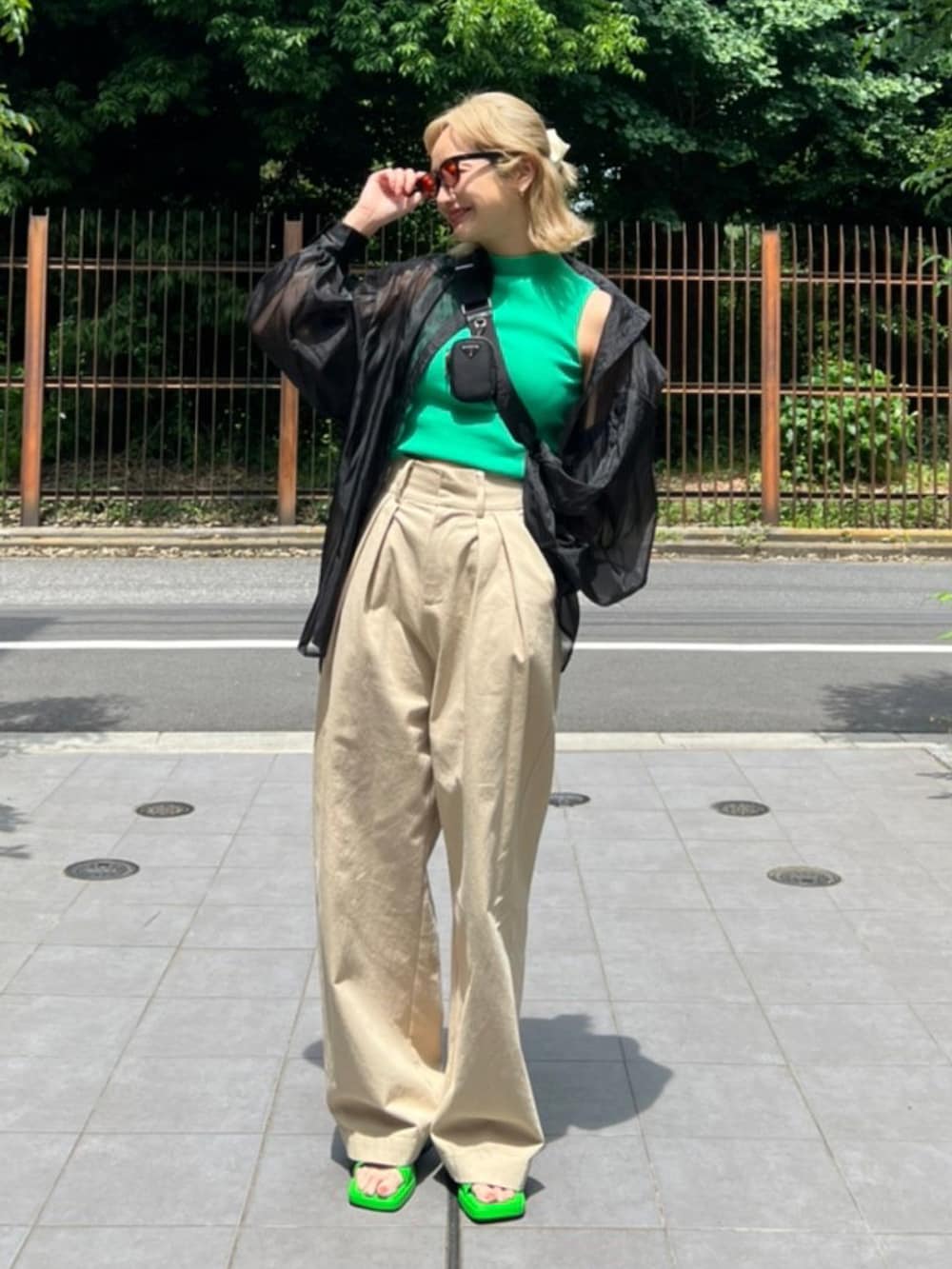 ブラック系のシャツ/ブラウス、グリーン系のタンクトップ、ベージュ系のその他パンツを着用したレディースの夏コーディネートの2枚目の写真