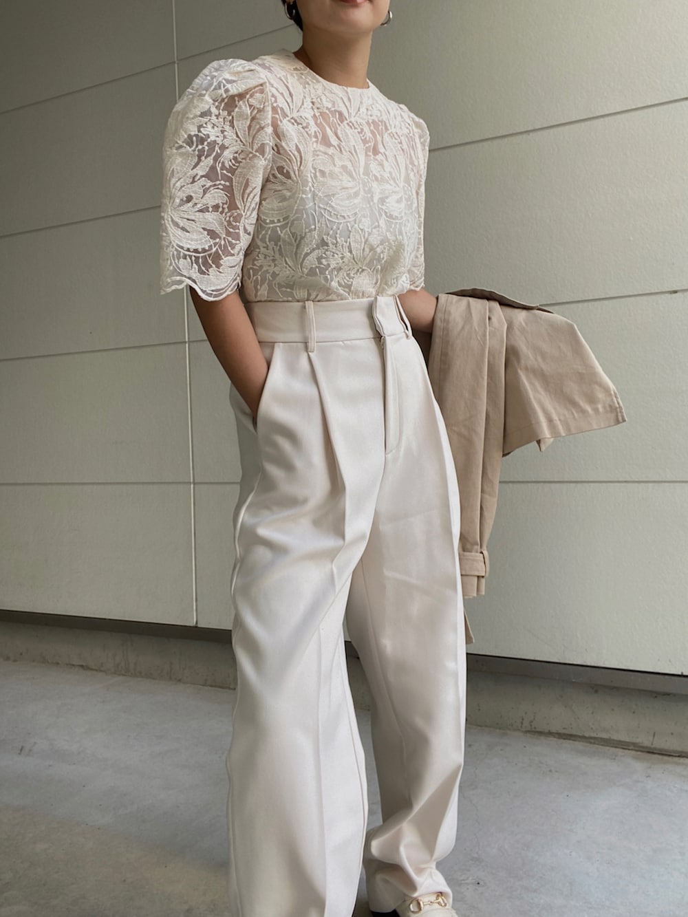 ホワイト系のシャツ/ブラウス、ベージュ系のトレンチコート、ホワイト系のその他パンツを着用したレディースの秋コーディネートの2枚目の写真