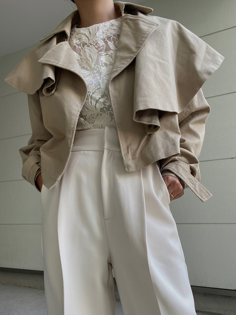 ホワイト系のシャツ/ブラウス、ベージュ系のトレンチコート、ホワイト系のその他パンツを着用したレディースの秋コーディネートの3枚目の写真