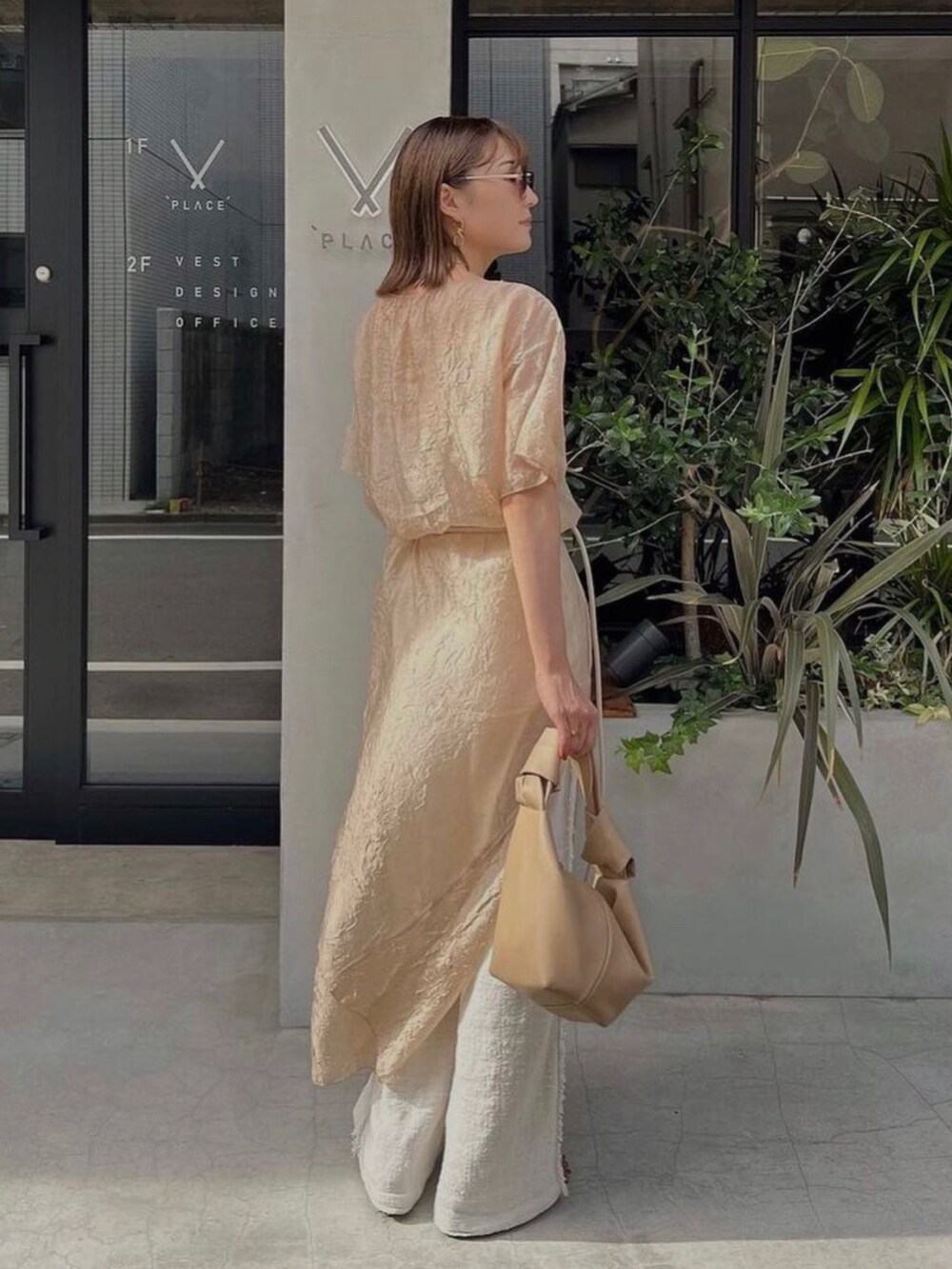 ベージュ系のワンピースを着用したレディースの秋コーディネートの3枚目の写真