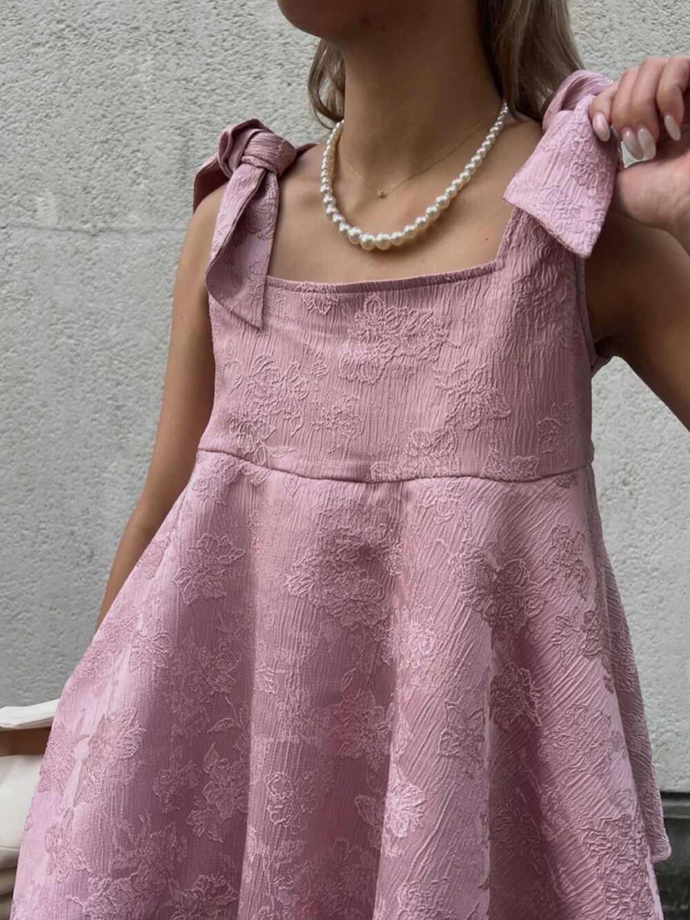 ピンク系のタンクトップ、グリーン系のテーラードジャケットを着用したレディースの秋コーディネートの2枚目の写真