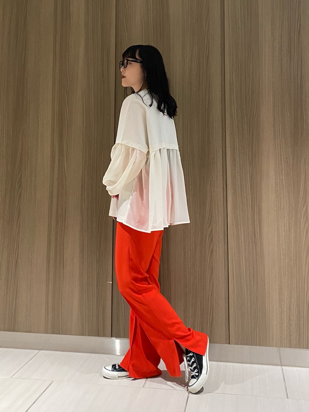 「休日スタイル、低身長、コンバース、converse、CONVERSE TOKYO、休日コーデ、きれいめカジュアル、カラーパンツ、フレアパンツ、春夏コーデ、カラー×コーデ、ボリューム袖、シースルー、ビタミンカラー、白Tシャツ」|「CONVERSE TOKYOのアイテム(トップス、ホワイト系)」を使った、MANAさん(レディース・153cm)の春コーディネートの2枚目の写真