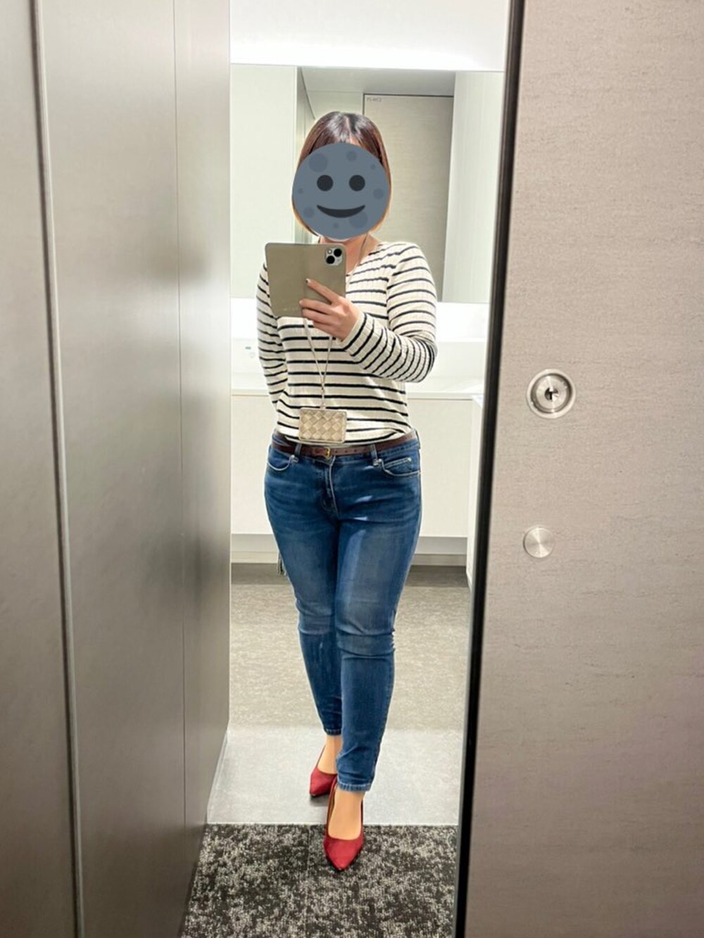 「ZOZOのスキニーデニムパンツ（パターンオーダー）／ダークインディゴブルー［WOMEN］（デニムパンツ、ブルー系）」を使った、gonge_of_krgmさん（レディース・153cm）の冬コーディネートの2枚目の写真