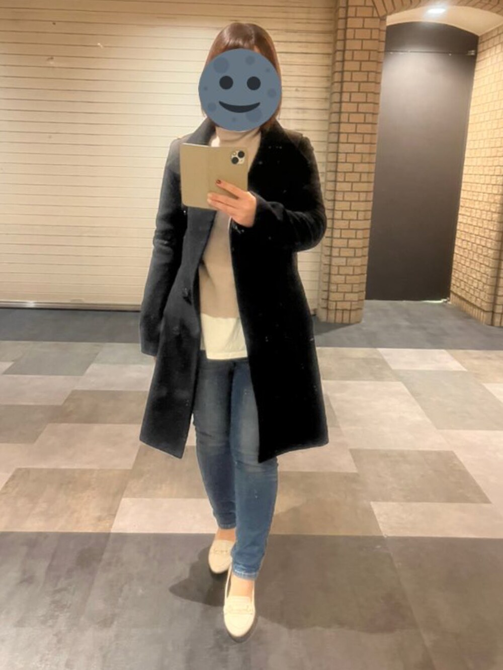 ベージュ系のニット/セーター、ホワイト系のTシャツ/カットソー、ブルー系のデニムパンツを着用したレディースの冬コーディネートの2枚目の写真