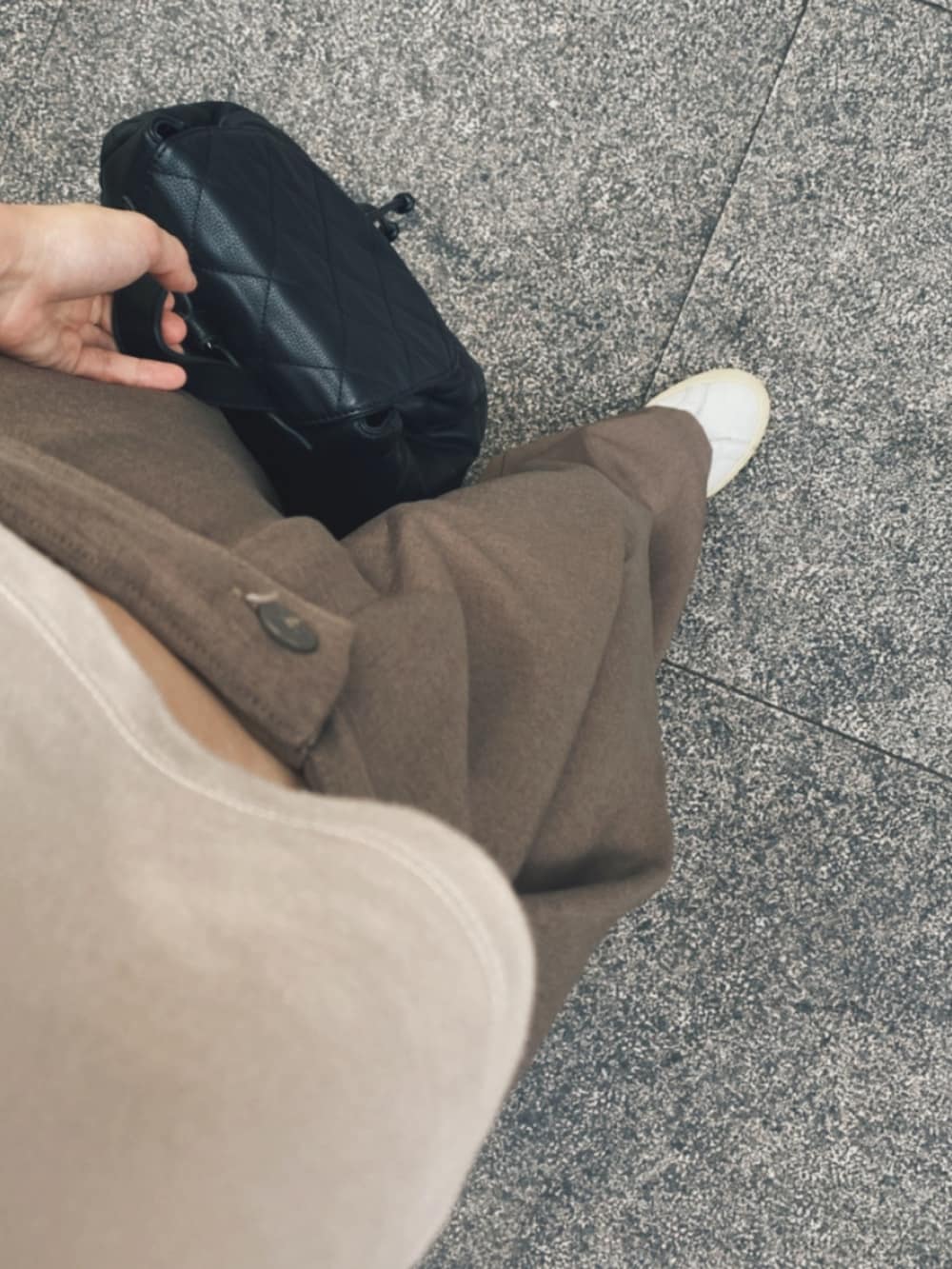 ブラック系のスラックス、ホワイト系のスニーカー、ブラック系のバックパック/リュックを着用したレディースの春コーディネートの2枚目の写真