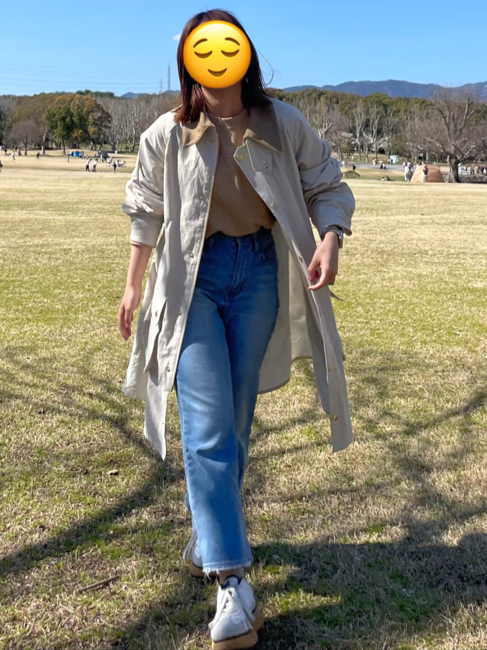 ホワイト系のその他アウター、ブルー系のデニムパンツ、ホワイト系のスニーカーを着用したレディースの春コーディネートの2枚目の写真