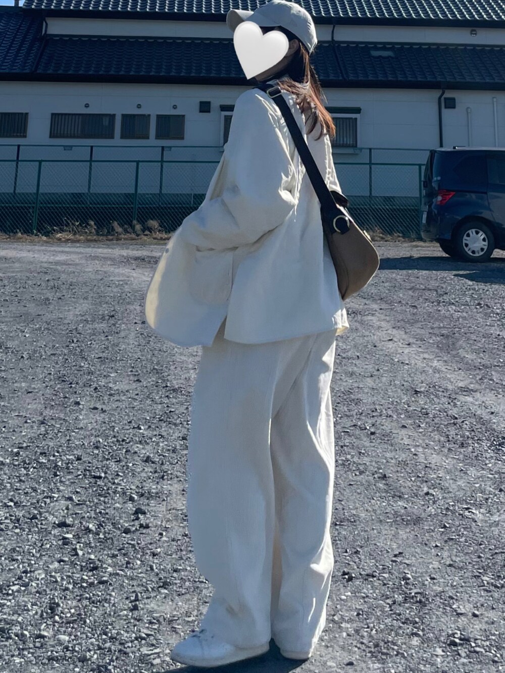 ホワイト系のスウェット、ホワイト系のパンツ、ホワイト系のスニーカーを着用したレディースの春コーディネートの3枚目の写真