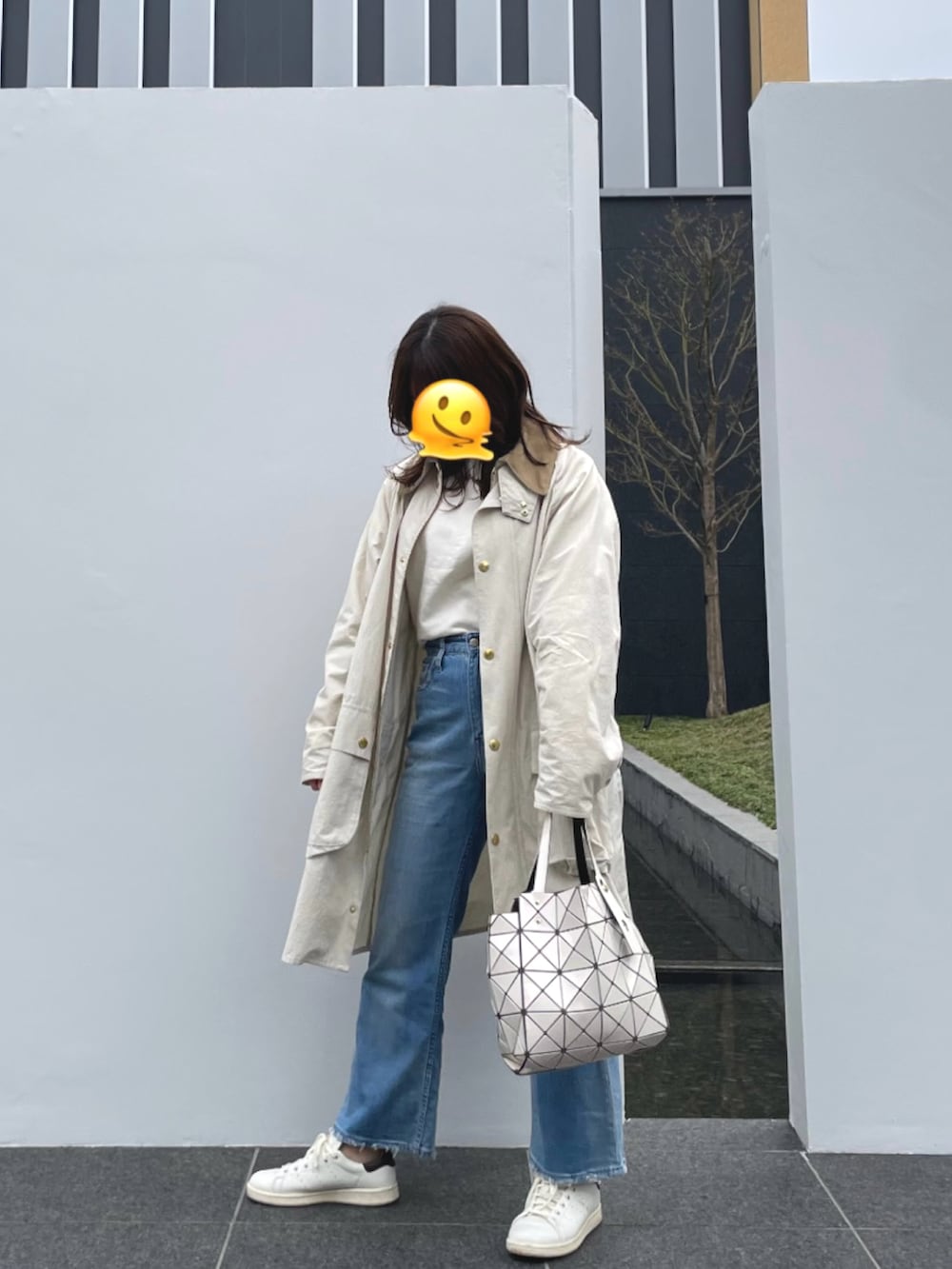 ホワイト系のその他アウター、ブルー系のデニムパンツ、ホワイト系のスニーカーを着用したレディースの春コーディネートの2枚目の写真