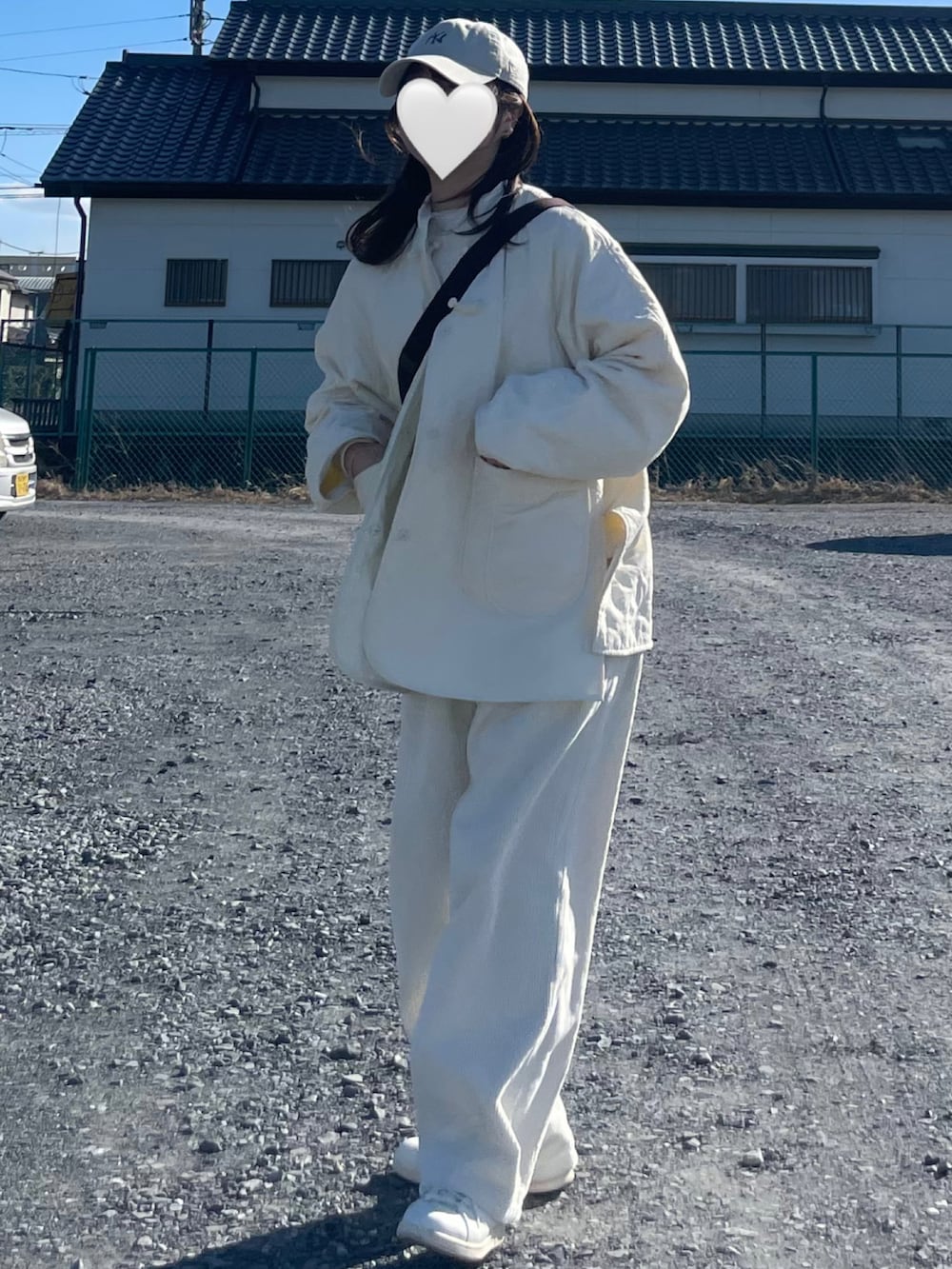 ホワイト系のスウェット、ホワイト系のパンツ、ホワイト系のスニーカーを着用したレディースの春コーディネートの2枚目の写真