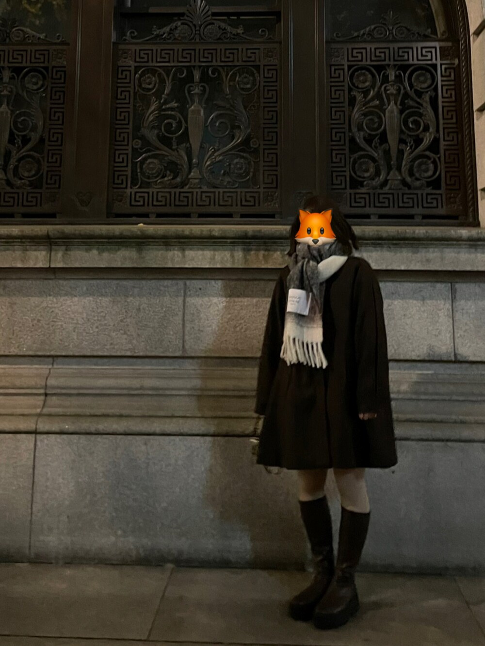 ブラウン系のブーツ、ブラウン系のその他アウター、ベージュ系のマフラーを着用したレディースの冬コーディネートの2枚目の写真