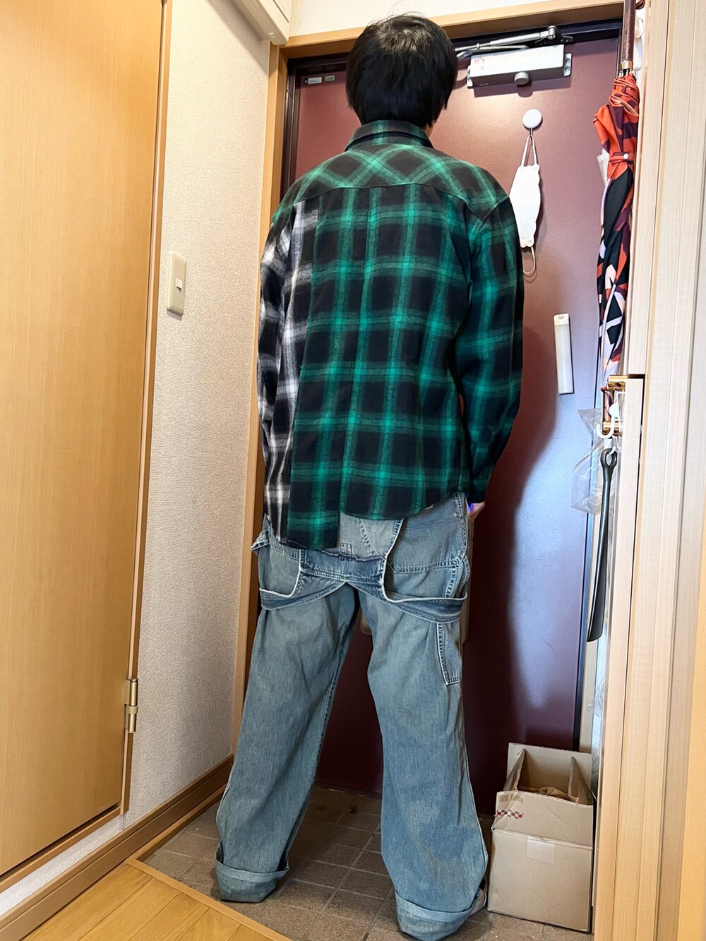 グリーン系のシャツ/ブラウス、ブルー系のサロペット/オーバーオールを着用したメンズの秋コーディネートの2枚目の写真