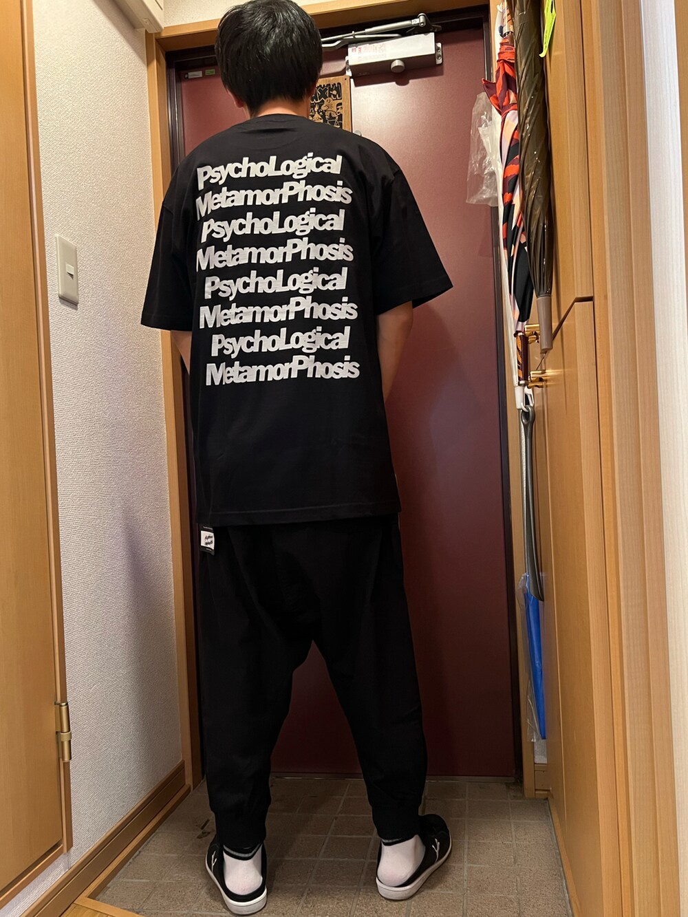 「Tシャツ、黒Tシャツ、ジョガーパンツ、サルエルパンツ、PLMP、PSYCHOLOGICAL METAMORPHOSIS、ANIMALIA、アニマリア」｜「ANIMALIAのアイテム（その他パンツ、ブラック系）」を使った、どるちさん（メンズ・171cm）の夏コーディネートの2枚目の写真