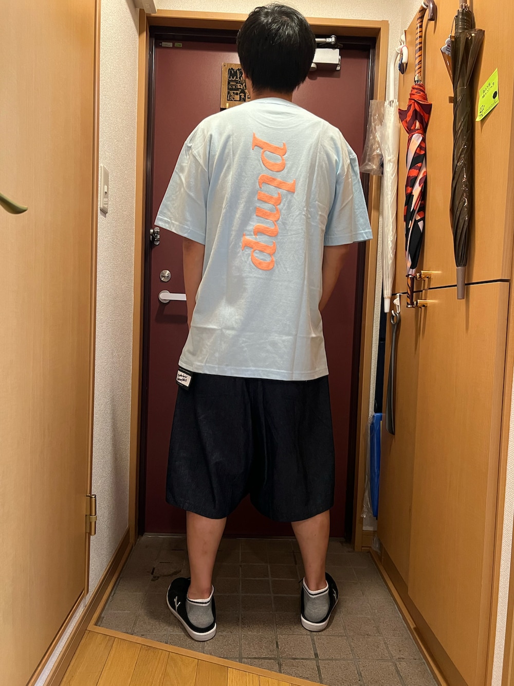 「サックスブルー、水色、オーバーサイズ、ビッグシルエット、Tシャツ、ハーフパンツ、ハーフデニム、PLMP、PSYCHOLOGICAL METAMORPHOSIS、サブサエティ(Subciety)、Subciety」｜「PSYCHOLOGICAL METAMORPHOSISのアイテム（Tシャツ/カットソー、ブルー系）」を使った、どるちさん（メンズ・171cm）の夏コーディネートの2枚目の写真
