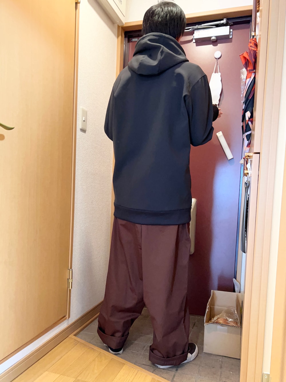 ブラウン系のその他パンツ、ブラック系のジャケット/アウターを着用したメンズの秋コーディネートの2枚目の写真