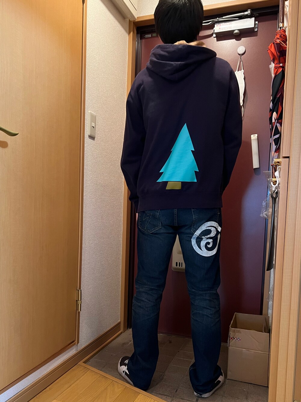 「XLARGE、ROLLING CRADLE、パーカー、デニム」｜「XLARGEのアイテム（パーカー、ブルー系）」を使った、どるちさん（メンズ・171cm）の冬コーディネートの2枚目の写真