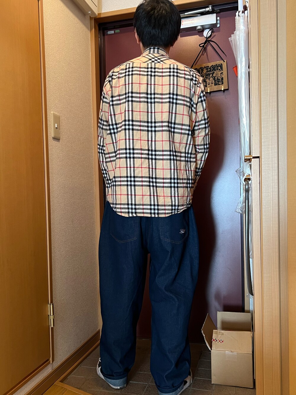 「mishka、Subciety、サブサエティ(Subciety)、チェックシャツ、バルーンパンツ、バルーンデニム、オーバーサイズ、ビッグシルエット」｜「SubcietyのBALLOON DENIM PANTS（デニムパンツ、ブルー系）」を使った、どるちさん（メンズ・171cm）の冬コーディネートの2枚目の写真