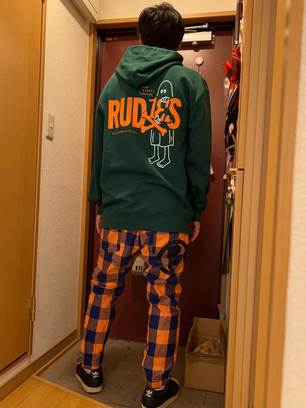 「秋ルック紹介するよ、緑、オレンジ、パーカー、チェックパンツ、休日スタイル、SABBAT13、RUDIE'S、ROLLING CRADLE」｜「ROLLING CRADLEのアイテム（パンツ、オレンジ系）」を使った、どるちさん（メンズ・171cm）の秋コーディネートの2枚目の写真