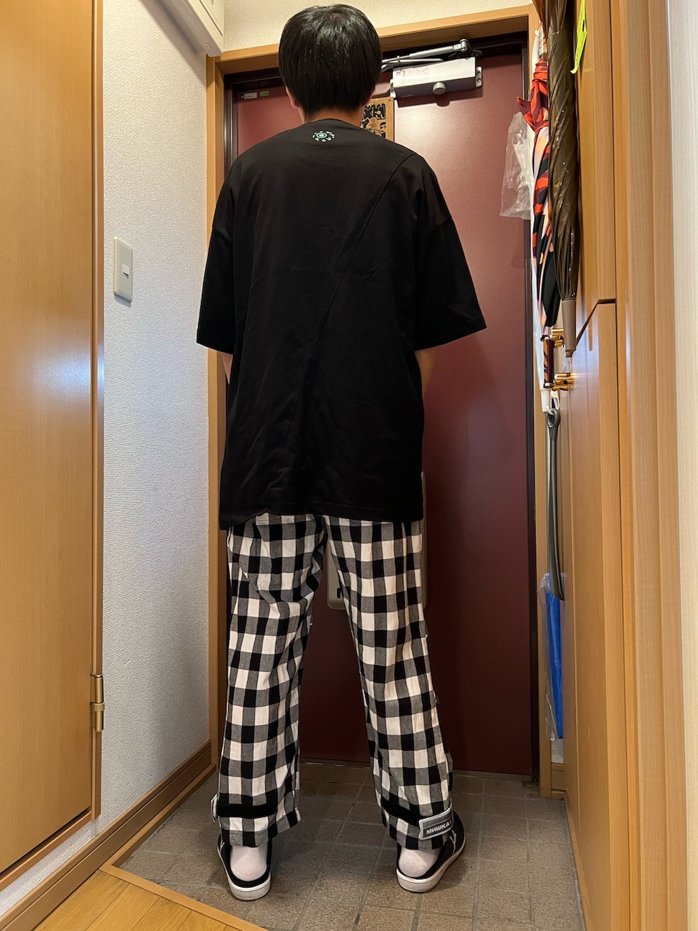 「Tシャツ、黒Tシャツ、mishka、ミシカ、チェックパンツ、オーバーサイズ、ビッグシルエット」｜「MISHKAのアイテム（その他パンツ、ブラック系）」を使った、どるちさん（メンズ・171cm）の夏コーディネートの2枚目の写真