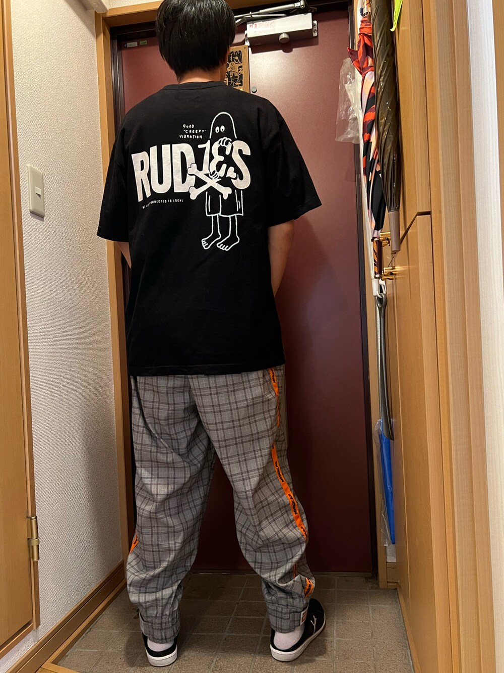 グレー系のその他パンツ、ブラック系のTシャツ/カットソーを着用したメンズの夏コーディネートの2枚目の写真