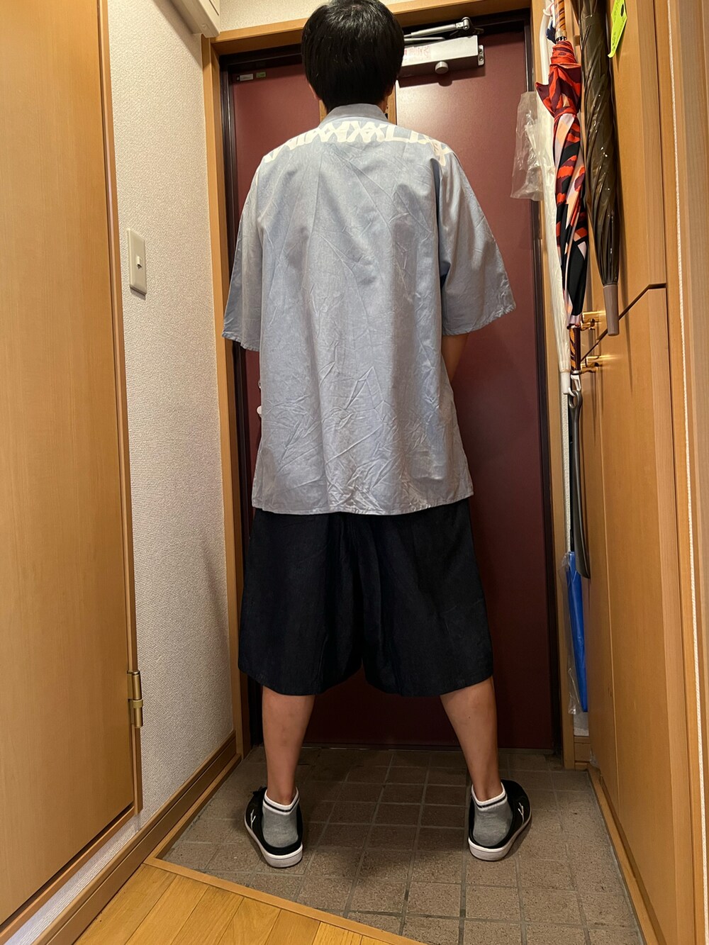 「シャツ、ハーフパンツ、ハーフデニム、オーバーサイズ、ビッグシルエット、ANIMALIA、アニマリア、Subciety、サブサエティ(Subciety)」｜「SubcietyのDENIM SHORTS（デニムパンツ、ブルー系）」を使った、どるちさん（メンズ・171cm）の夏コーディネートの2枚目の写真