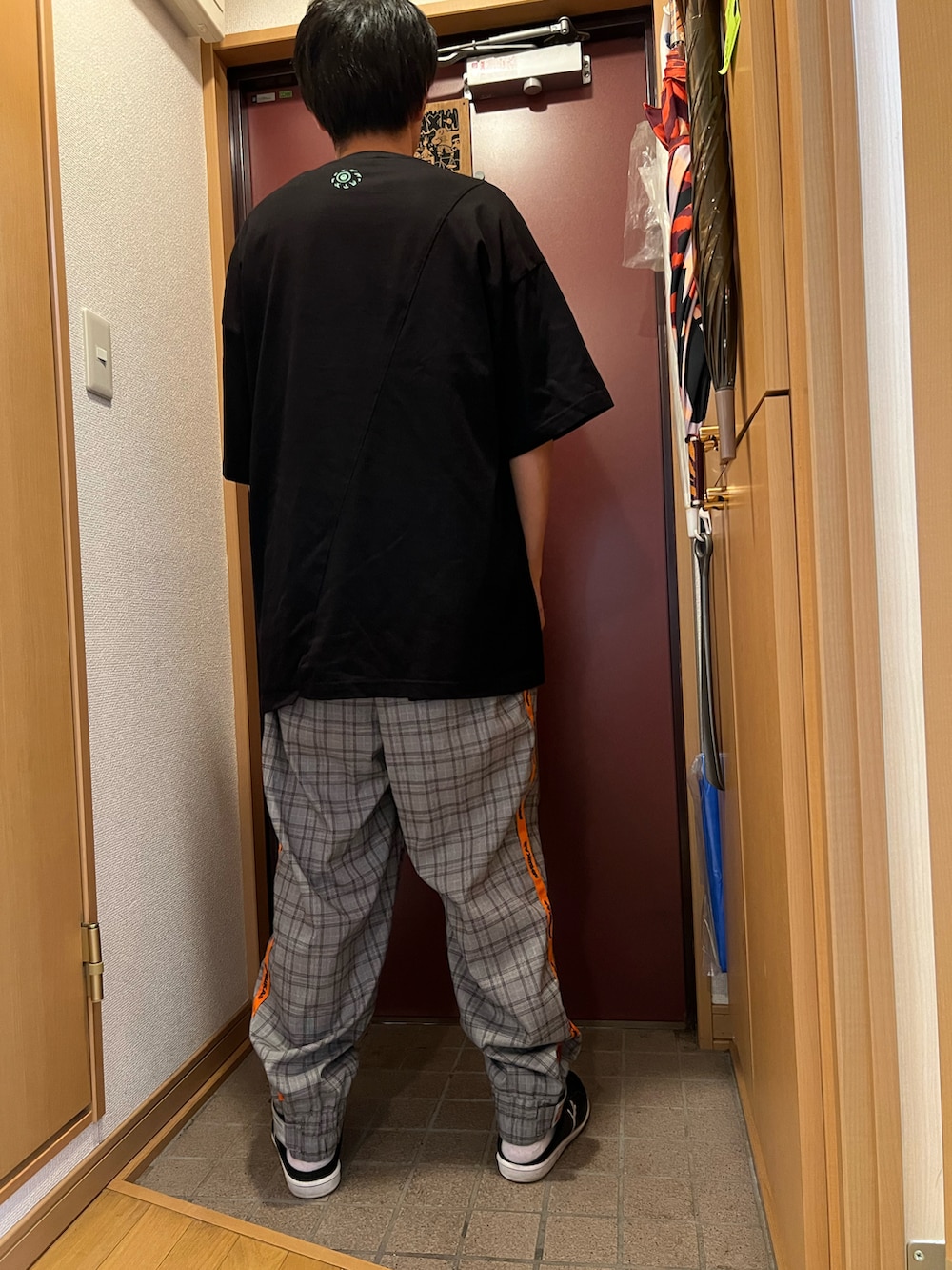 「Tシャツ、黒Tシャツ、チェックパンツ、オーバーサイズ、ビッグシルエット、mishka、ミシカ」｜「MISHKAのアイテム（その他パンツ、グレー系）」を使った、どるちさん（メンズ・171cm）の夏コーディネートの2枚目の写真