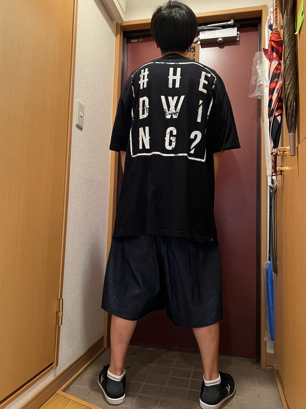 「Tシャツ、黒Tシャツ、オーバーサイズ、ビッグシルエット、HEDWiNG、ヘドウィグ、サブサエティ(Subciety)、Subciety、ハーフパンツ、ハーフデニム」｜「SubcietyのDENIM SHORTS（デニムパンツ、ブルー系）」を使った、どるちさん（メンズ・171cm）の夏コーディネートの2枚目の写真