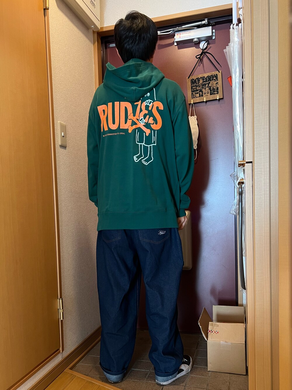 「SABBAT13、RUDIE'S、Subciety、サブサエティ(Subciety)、パーカー、バルーンパンツ、バルーンデニム、オーバーサイズ、ビッグシルエット」｜「SubcietyのBALLOON DENIM PANTS（デニムパンツ、ブルー系）」を使った、どるちさん（メンズ・171cm）の冬コーディネートの2枚目の写真