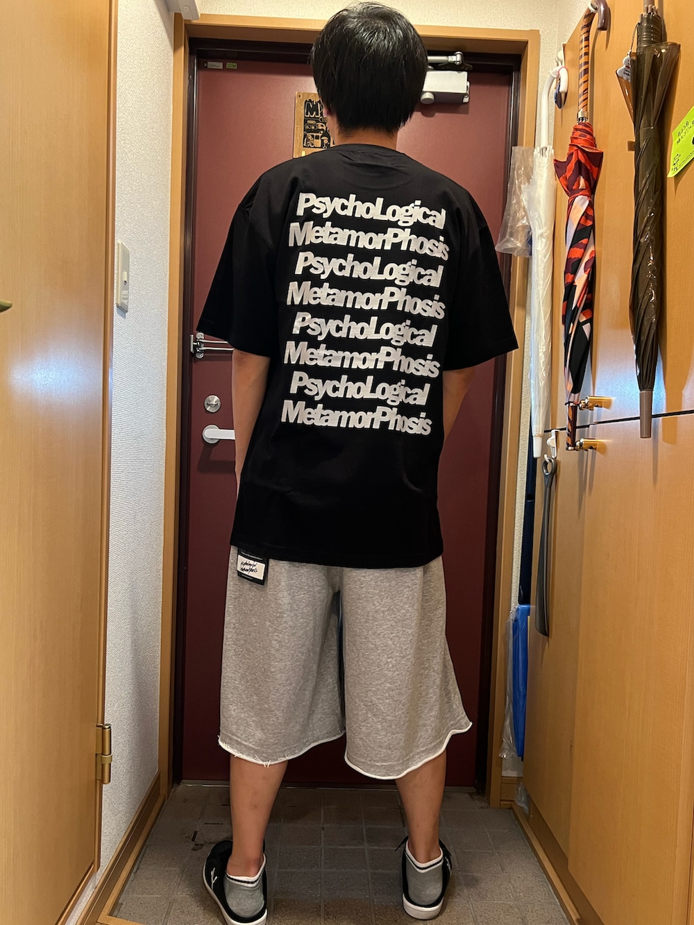 「Tシャツ、黒Tシャツ、ハーフスウェット、ハーフパンツ、PSYCHOLOGICAL METAMORPHOSIS、PLMP、サブサエティ(Subciety)、Subciety、オーバーサイズ、ビッグシルエット」｜「SubcietyのSWEAT SHORTS（その他パンツ、グレー系）」を使った、どるちさん（メンズ・171cm）の夏コーディネートの2枚目の写真