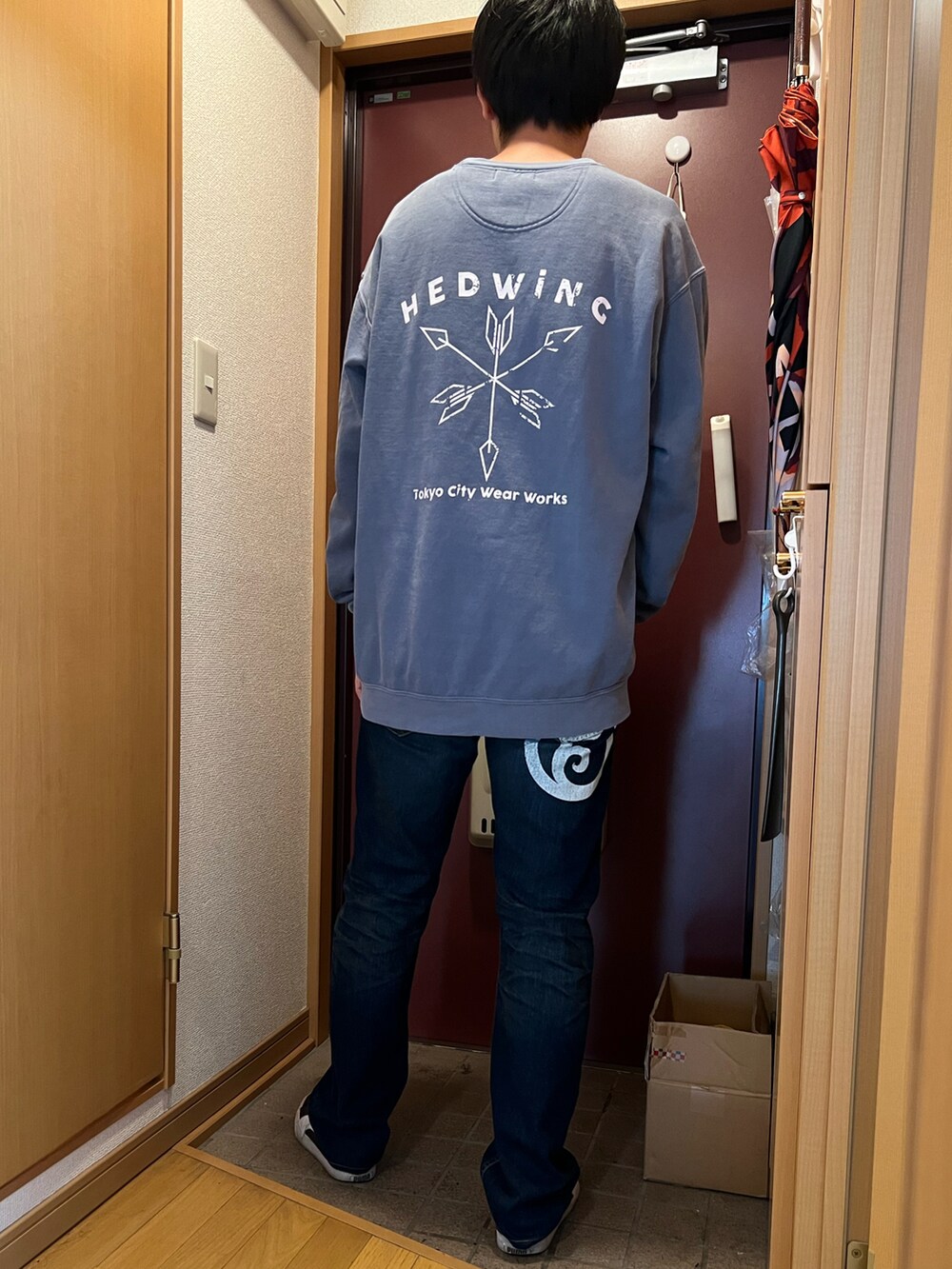 「HEDWiNG、ROLLING CRADLE、パーカー」｜「HEDWiNGのアイテム（スウェット、ブルー系）」を使った、どるちさん（メンズ・171cm）の冬コーディネートの2枚目の写真