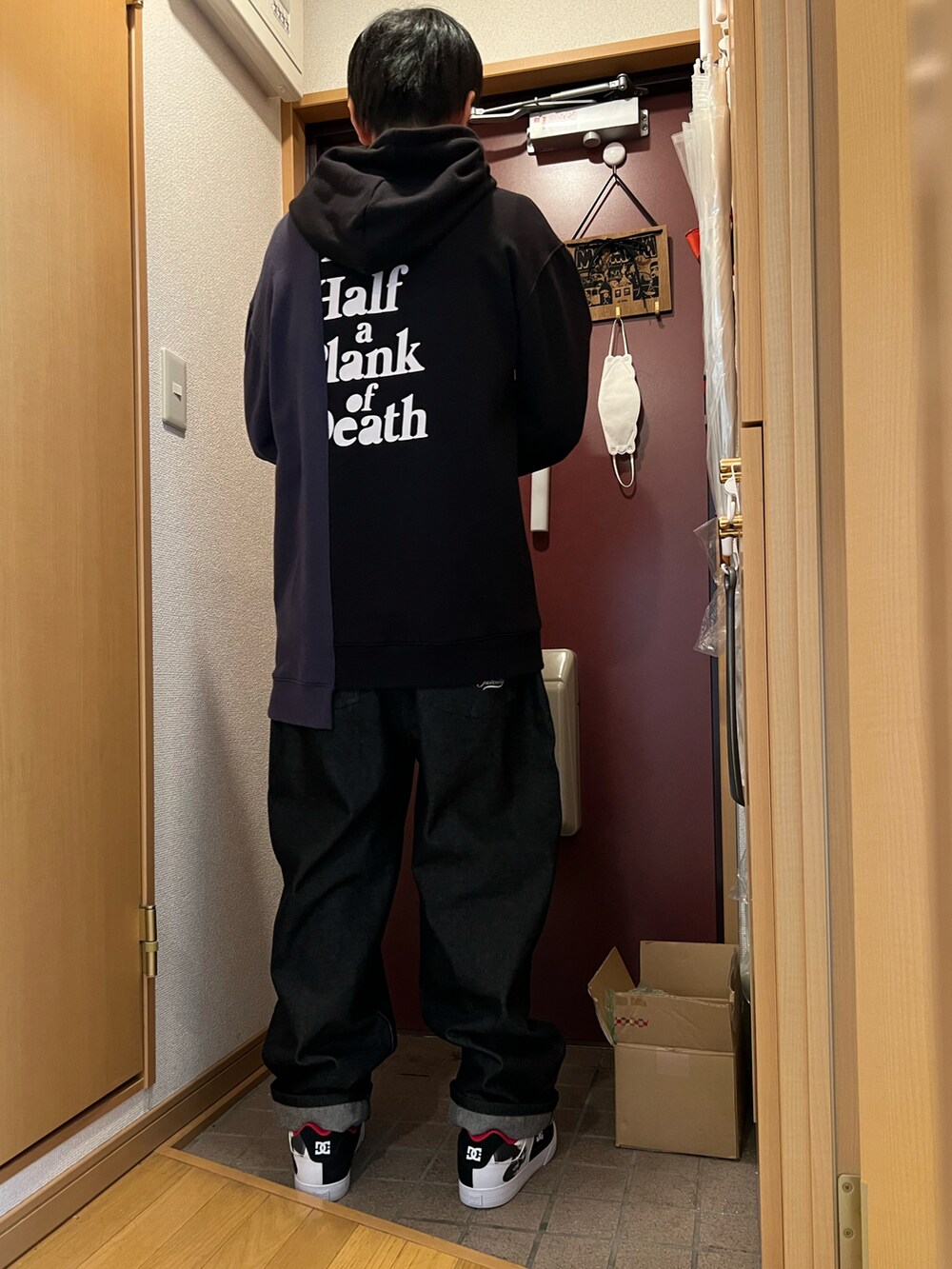 「バイカラー、パーカー、バルーンパンツ、バルーンデニム、ブラックデニム、SABBAT13、Subciety、サブサエティ(Subciety)」｜「SubcietyのBALLOON DENIM PANTS（デニムパンツ、ブラック系）」を使った、どるちさん（メンズ・171cm）の冬コーディネートの2枚目の写真