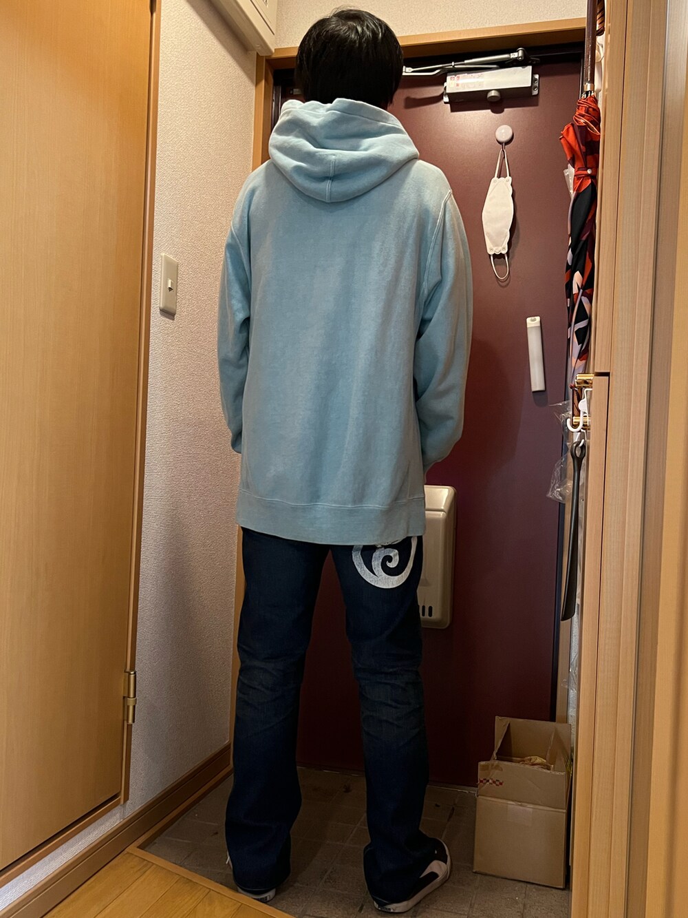 「パーカー、ROLLING CRADLE、デニム」｜「ROLLING CRADLEのアイテム（デニムパンツ、ブルー系）」を使った、どるちさん（メンズ・171cm）の冬コーディネートの2枚目の写真