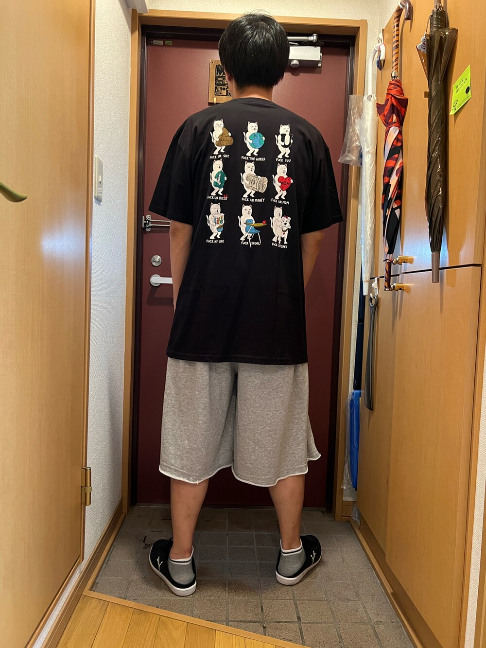 ブラック系のTシャツ/カットソー、グレー系のその他パンツを着用したメンズの夏コーディネートの2枚目の写真