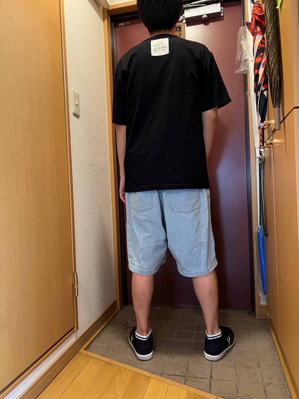 「Tシャツ、黒Tシャツ、ハーフパンツ、ハーフデニム、オーバーサイズ、ビッグシルエット、パンクドランカーズ、PUNK DRANKERS、WEGO」｜「WEGOのWEGO/ヴィンテージスケーターショーツ（デニムパンツ、ブルー系）」を使った、どるちさん（メンズ・171cm）の夏コーディネートの2枚目の写真
