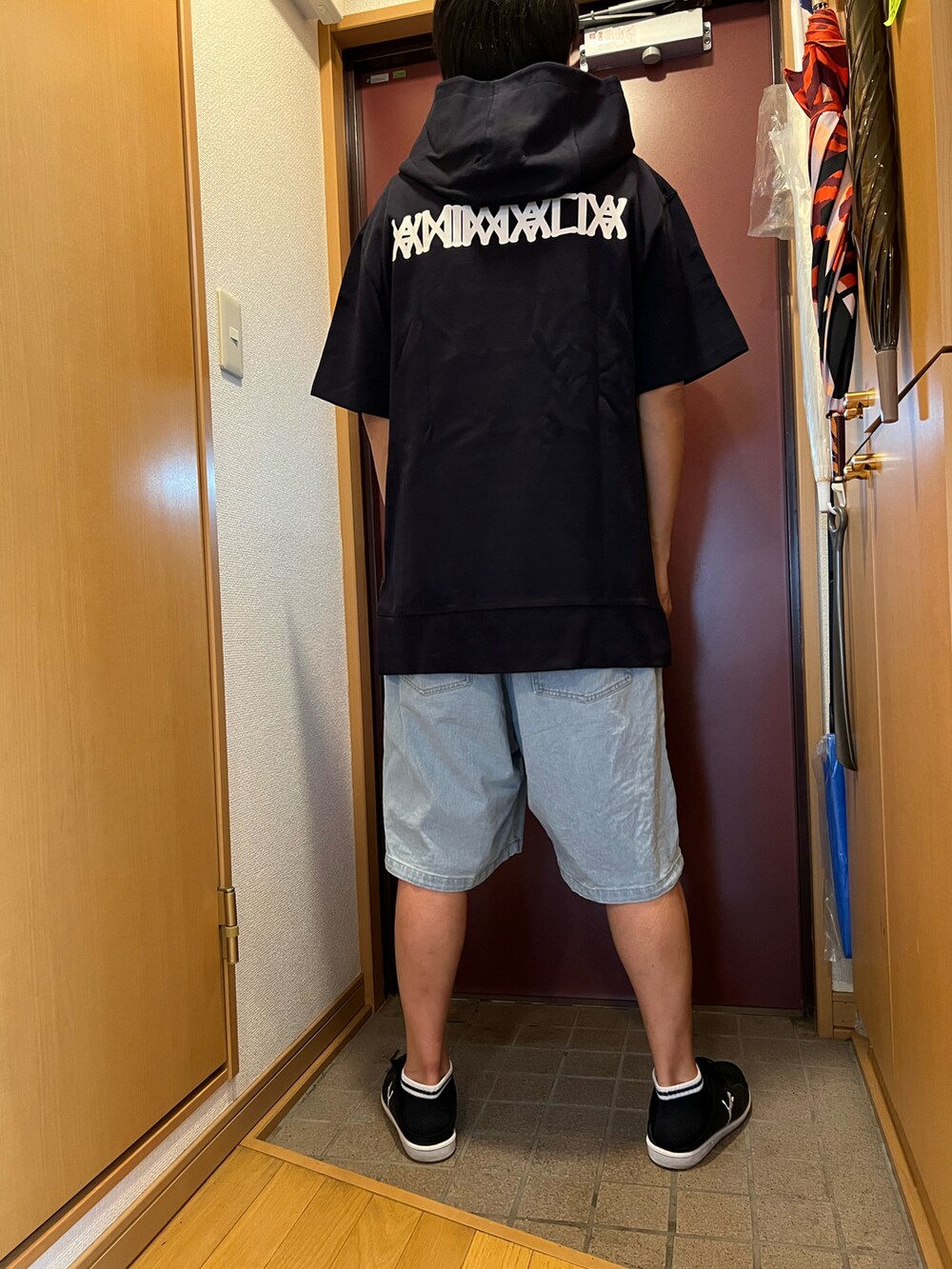 「パーカー、ハーフパンツ、ハーフデニム、ANIMALIA、アニマリア、WEGO」｜「WEGOのWEGO/ヴィンテージスケーターショーツ（デニムパンツ、ブルー系）」を使った、どるちさん（メンズ・171cm）の夏コーディネートの2枚目の写真