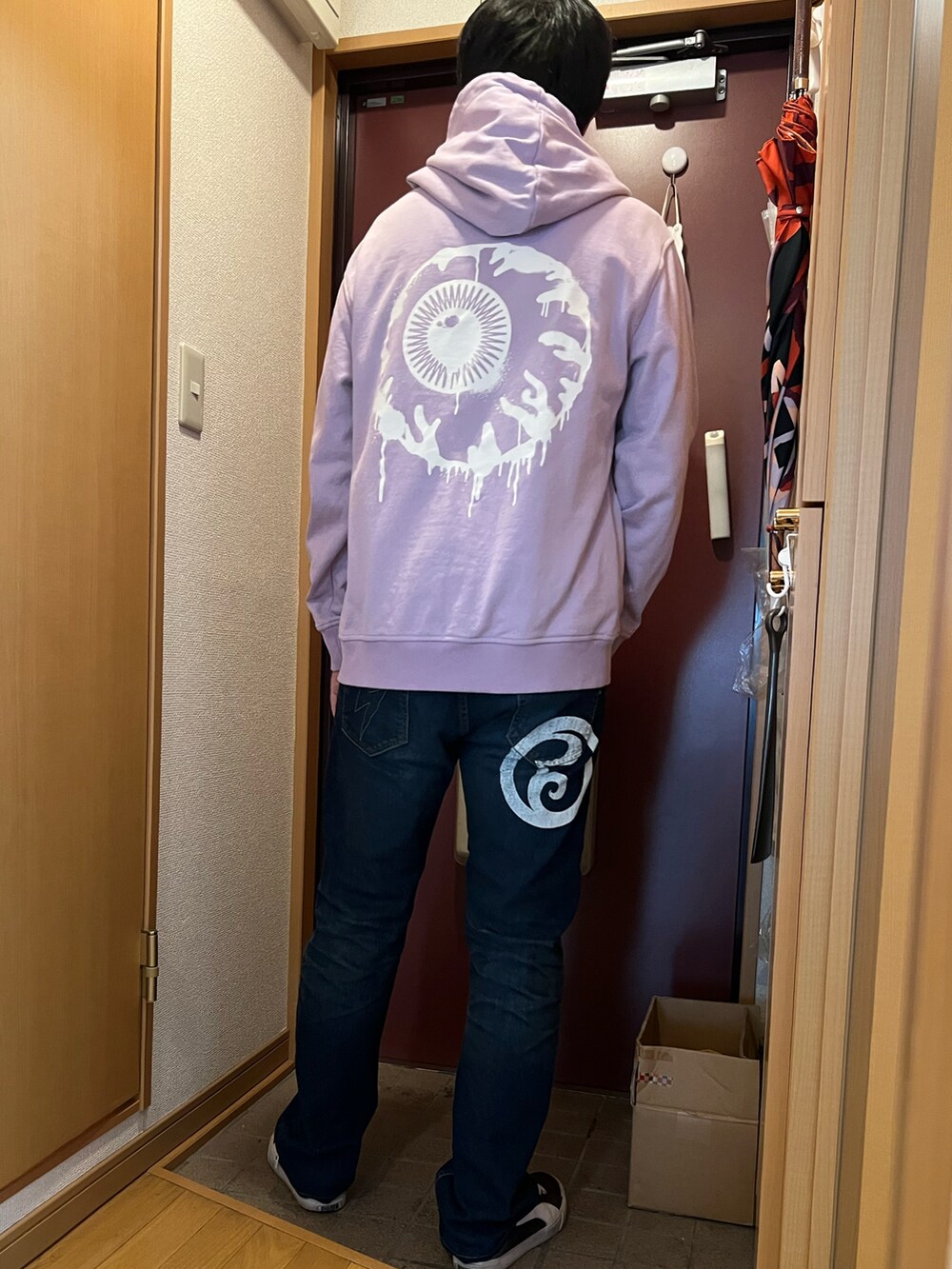「パーカー、デニム、mishka、パープル、ROLLING CRADLE」｜「ROLLING CRADLEのアイテム（デニムパンツ、ブルー系）」を使った、どるちさん（メンズ・171cm）の秋コーディネートの2枚目の写真